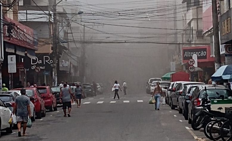 A fumaça do incêndio tomou a rua Moacir Veloso, na Glória, em Vila Velha. Foto: Reprodução