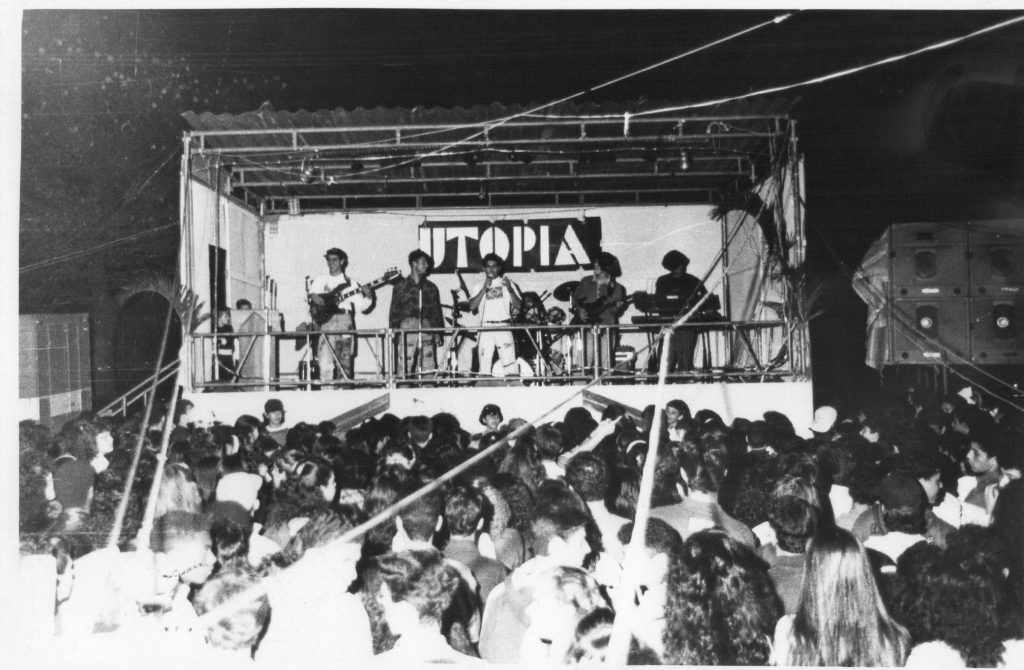 Utopia, primeira formação dos Mamonas, se apresentando em Guarulhos, década de 1990. (Foto: Reprodução/Wikipedia)