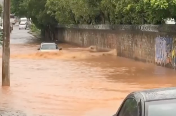 Chuva forte provoca alagamento em Cachoeiro de Itapemirim. Foto: Reprodução/Instagram