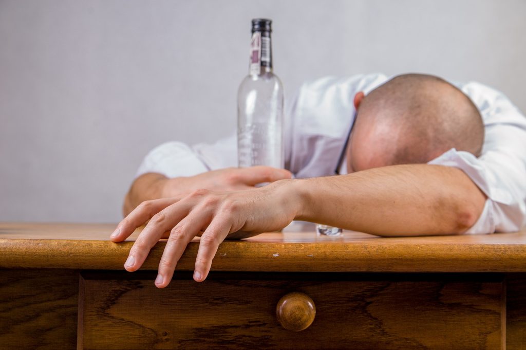 Homem bêbado. Vício em álcool. Foto: Pixabay