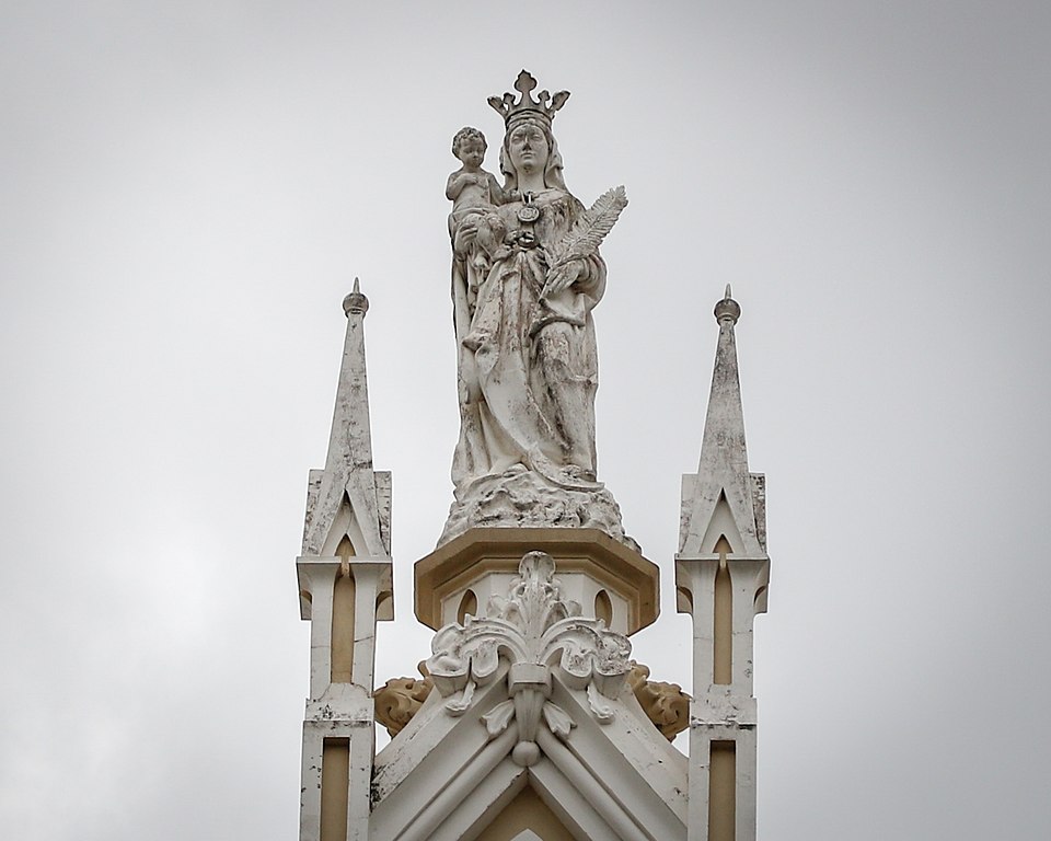 Escultura de Nossa Senhora da Vitória, no alto da Catedral Metropolitana. Foto: Reprodução/Catedral de Vitória