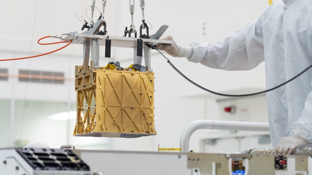 Técnicos da Nasa colocam o Moxie na barriga do Perseverance, em 20 de março de 2019. (Foto: NASA/JPL-Caltech)