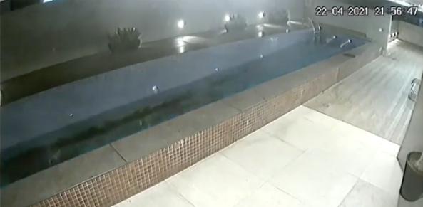 Piscina desaba em cima de garagem no edifício Parador, em Vila Velha. Foto: Reprodução