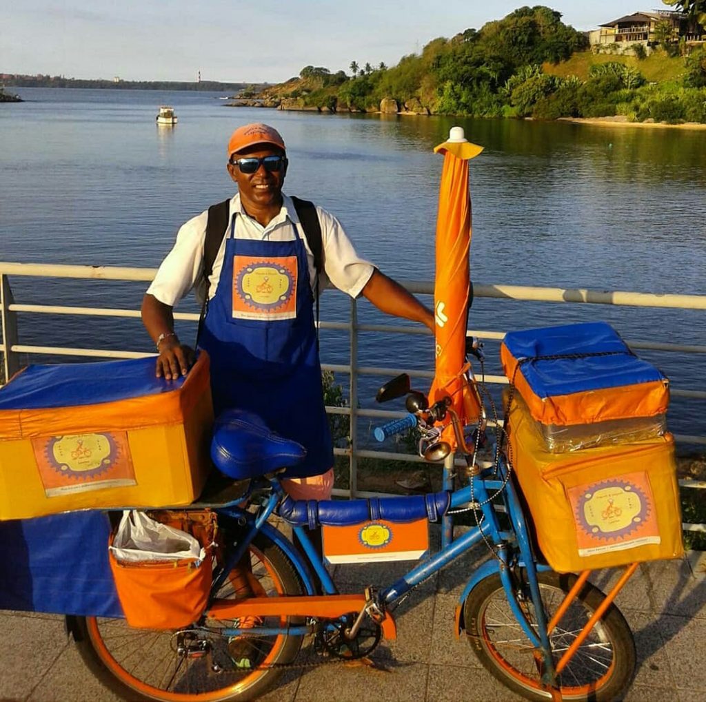 Magrelo ao lado da sua bicicleta Magrela na orla de Vitória. Ele vende salgados e lanches com a food bike