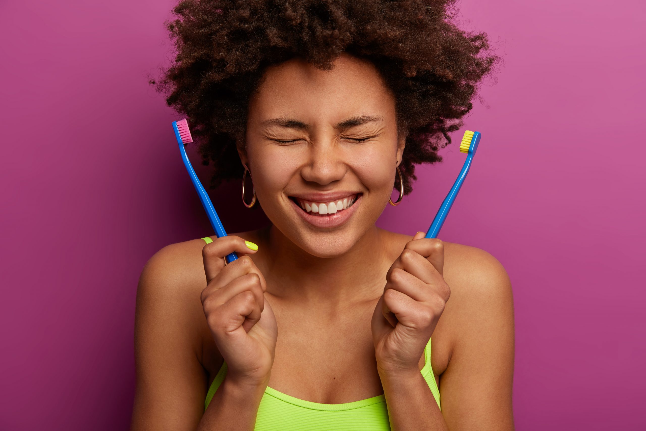 Escolher a escova de dente certa é essencial e não tem mistério. Foto: Freepik/ @wayhomestudio