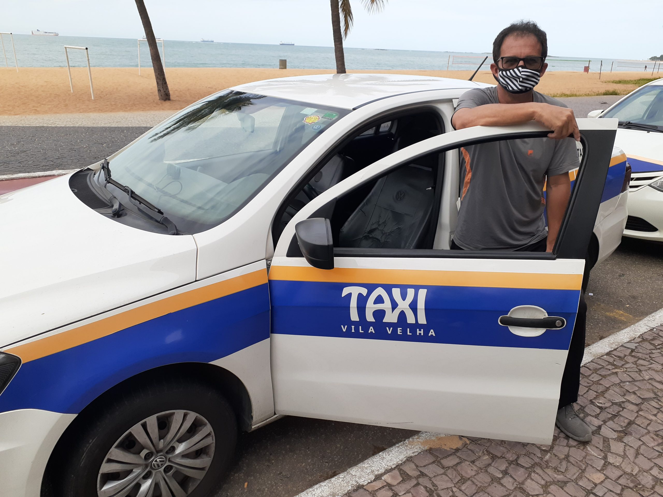 Robinho, como é conhecido, é motorista de táxi em Vila Velha. Foto: Daniela Künsch