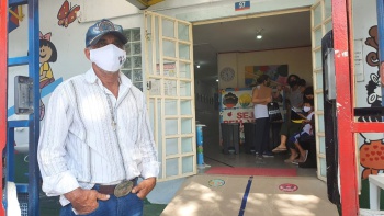 Porteiro Tio Zé atua no Cmei Nelcy da Silva Fraga, localizado no bairro São Cristóvão, há 17 anos. Foto: Brunela França/PMV