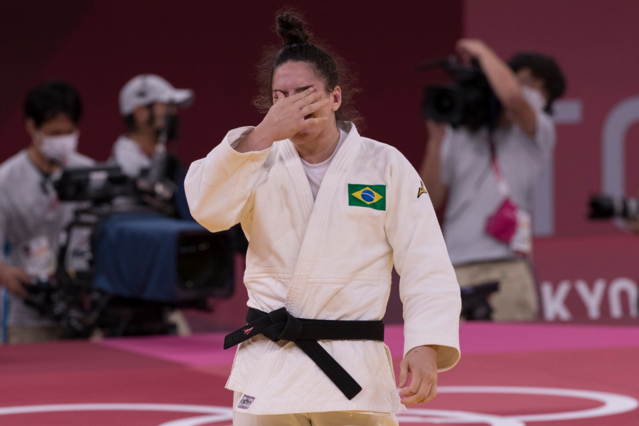 Às vésperas da Olimpíada a judoca teve uma séria lesão no joelho e foi operada sob o risco de ela ficar de fora da competição. Foto: Twitter/Time Brasil