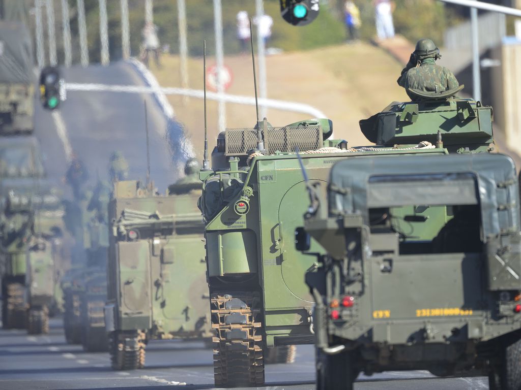 Comboio com veículos blindados e armamentos passa pela Esplanada dos Ministérios. Foto: Marcelo Camargo/Agência Brasil