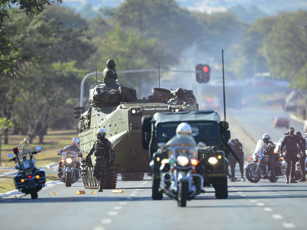 Comboio com veículos blindados e armamentos passa pela Esplanada dos Ministérios. Foto: Marcelo Camargo/Agência Brasil