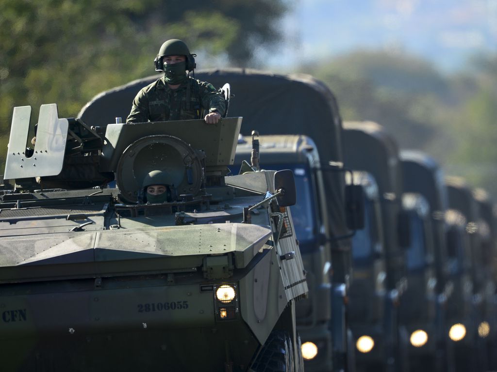 Comboio com veículos blindados e armamentos passa pela Esplanada dos Ministérios. Foto: Marcelo Camargo/Agência Brasil