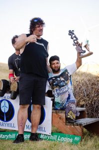 Kassy Jhones nos EUA com o troféu BadAss. Foto: Arquivo pessoal