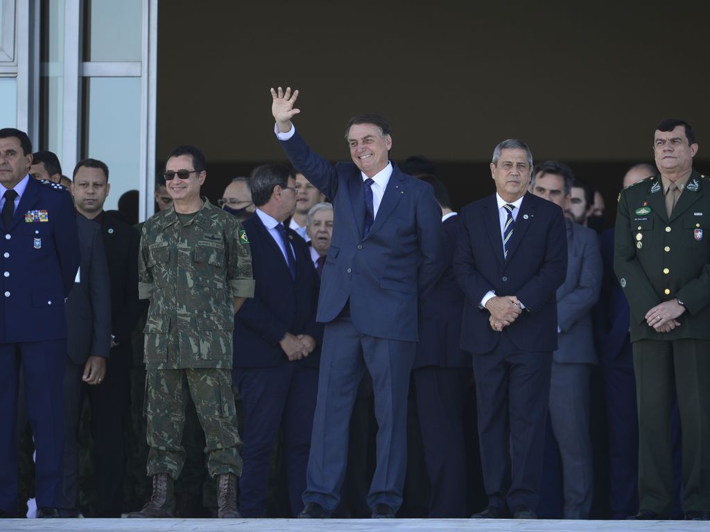 O Presidente Jair Bolsonaro e os comandantes das Forças Armadas saúdam comboio com veículos blindados e armamentos que passa pela Esplanada dos Ministérios. Foto: Marcelo Camargo/Agência Brasil