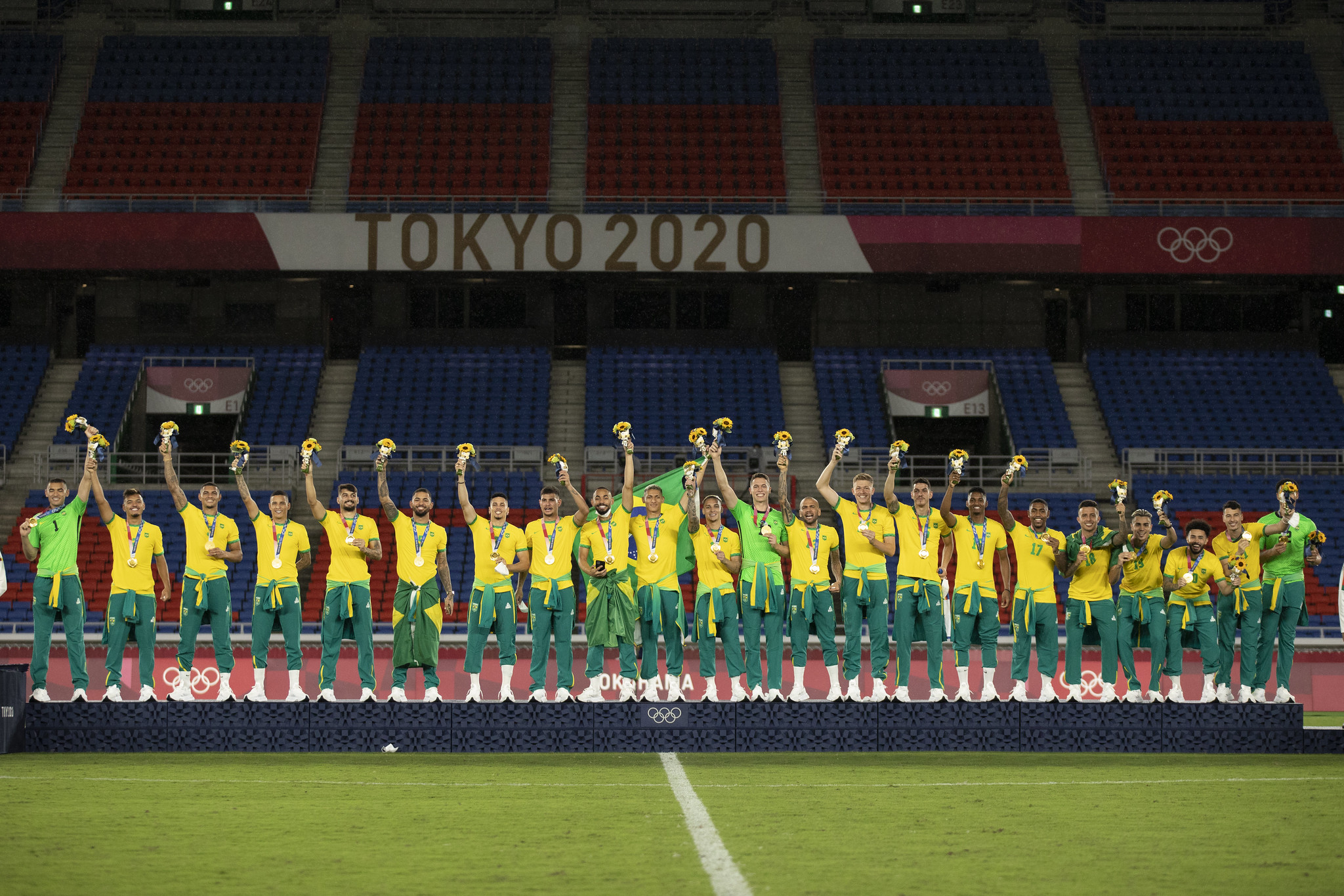 Seleção brasileira não usou uniforme oficial do Time Brasil ao receber medalhas de ouro. Foto: Lucas Figueiredo/CBF