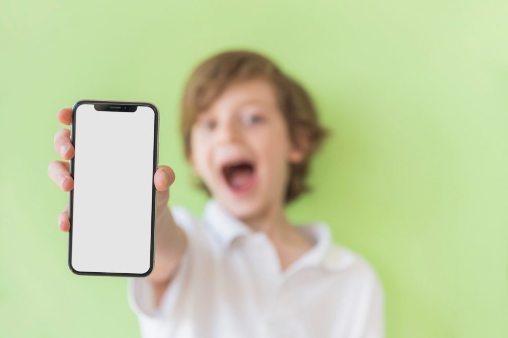 Criança na rede social. Foto: FreePik