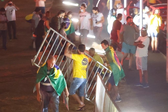 Apoiadores do presidente Jair Bolsonaro passam pela barreira na frente do Itamaraty. Foto: Reprodução/Twitter