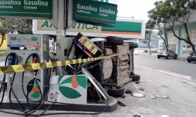 Carro capota e atinge posto de combustíveis no Centro de Vitória. Foto: Reprodução