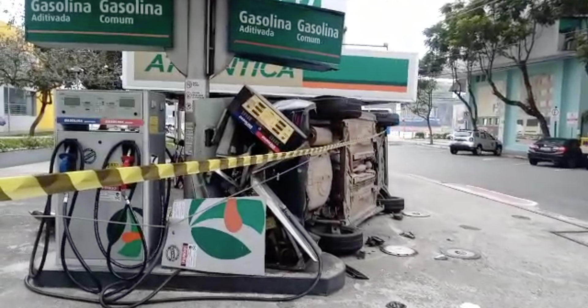 Carro capota e atinge posto de combustíveis no Centro de Vitória. Foto: Reprodução