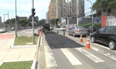 Obras de manutenção na rede de esgoto na avenida Leitão da Silva, em Vitória. Foto: Renato Rocha