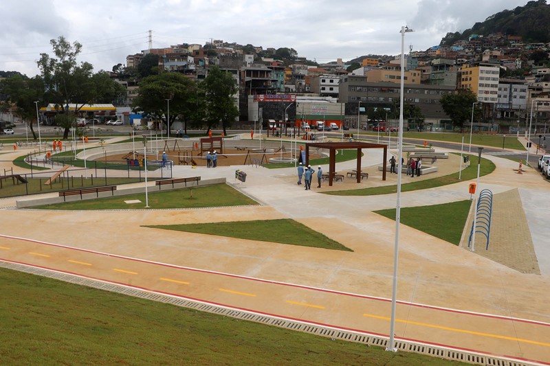 Praça no Portal do Príncipe tem área para pets, com brinquedos esportivos. Imagem: Divulgação/Governo do Estado