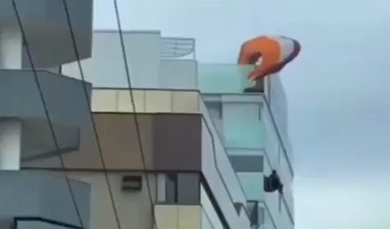Piloto de parapente é resgatado após bater em prédio de Vila Velha. Foto: Reprodução