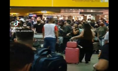 Clientes que compraram passagens da ITA para voar na última sexta, 17, e sábado, 18, esperaram em Guarulhos por solução. Foto: Redes Sociais/Reprodução