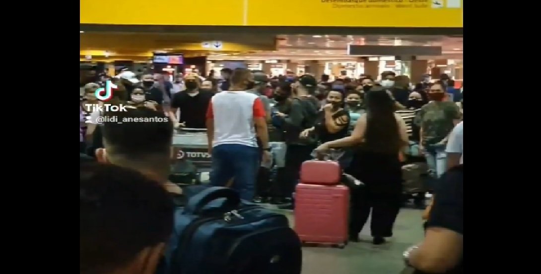 Clientes que compraram passagens da ITA para voar na última sexta, 17, e sábado, 18, esperaram em Guarulhos por solução. Foto: Redes Sociais/Reprodução