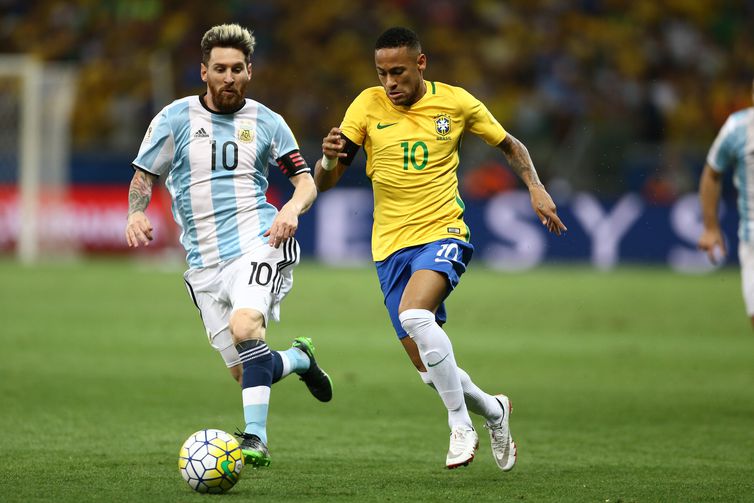 Neymar e seu companheiro de PSG, Messi, carregam as camisas 10 das seleções do Brasil e da Argentina. Foto: Lucas Figueiredo/CBF