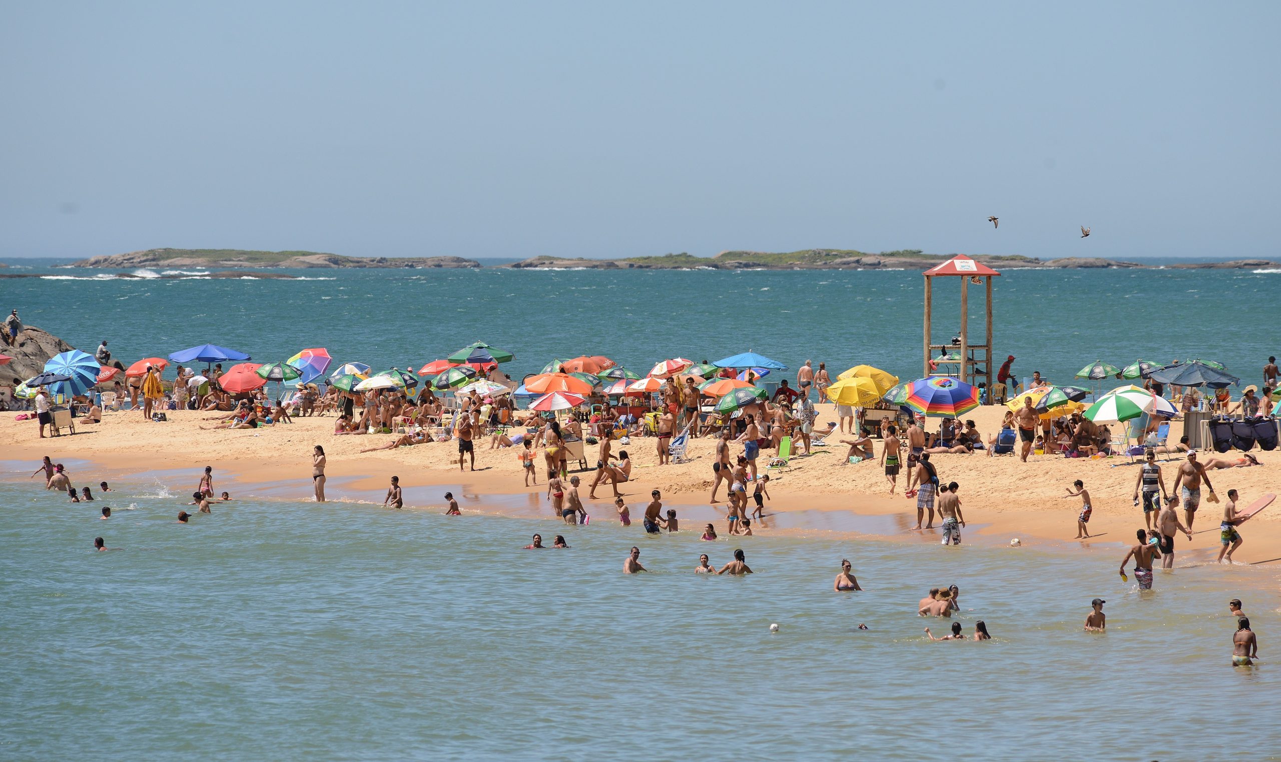 Praia da Costa, Vila Velha, está liberada para banho. Foto: Chico Guedes