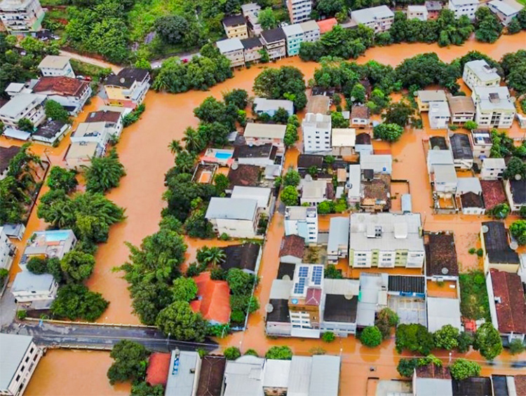 Ruas ficam alagadas após rio transbordar em Castelo. Foto: @portalcastelo/Prefeitura de Castelo
