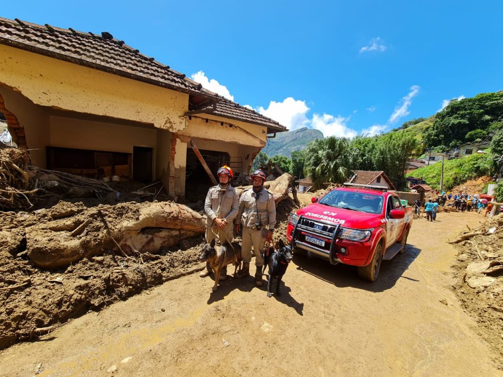 Corpo de Bombeiros do ES no trabalho de busca e salvamento em Petrópolis. Foto: Divulgação