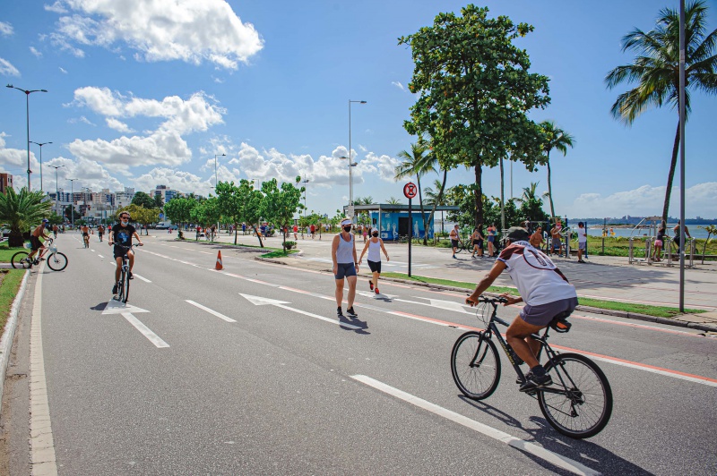 Rua de Lazer na Praia de Camburi, em Vitória, e ciclofaixa de domingo