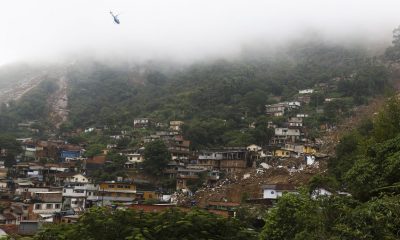 Bombeiros, moradores e voluntários trabalham no local do deslizamento no Morro da Oficina, após a chuva que castigou Petrópolis, na região serrana fluminense. Foto: Tânia Rêgo/Agência Brasil