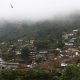 Bombeiros, moradores e voluntários trabalham no local do deslizamento no Morro da Oficina, após a chuva que castigou Petrópolis, na região serrana fluminense. Foto: Tânia Rêgo/Agência Brasil