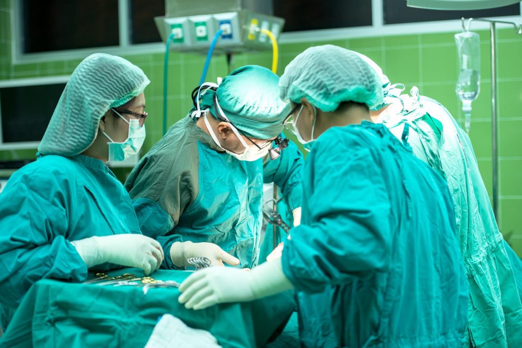 Médicos durante uma cirurgia em um hospital.. Foto: Pixabay