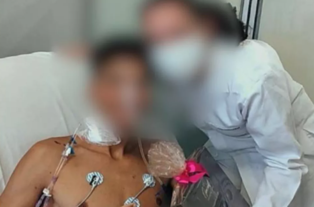 Jovem acordou com um corte profundo na barriga e parte do intestino exposto na Praia do Ermitão, em Guarapari. Foto: Reprodução