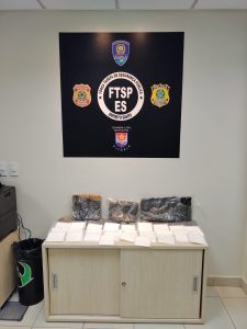 Suspeitas carregavam 10 quilos de haxixe e dois quilos de cocaína escondidos no corpo. Foto: Divulgação/PF