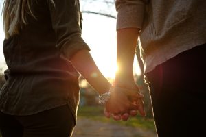 Casal; dia dos namorados; namorados; romance. Foto: FreePik