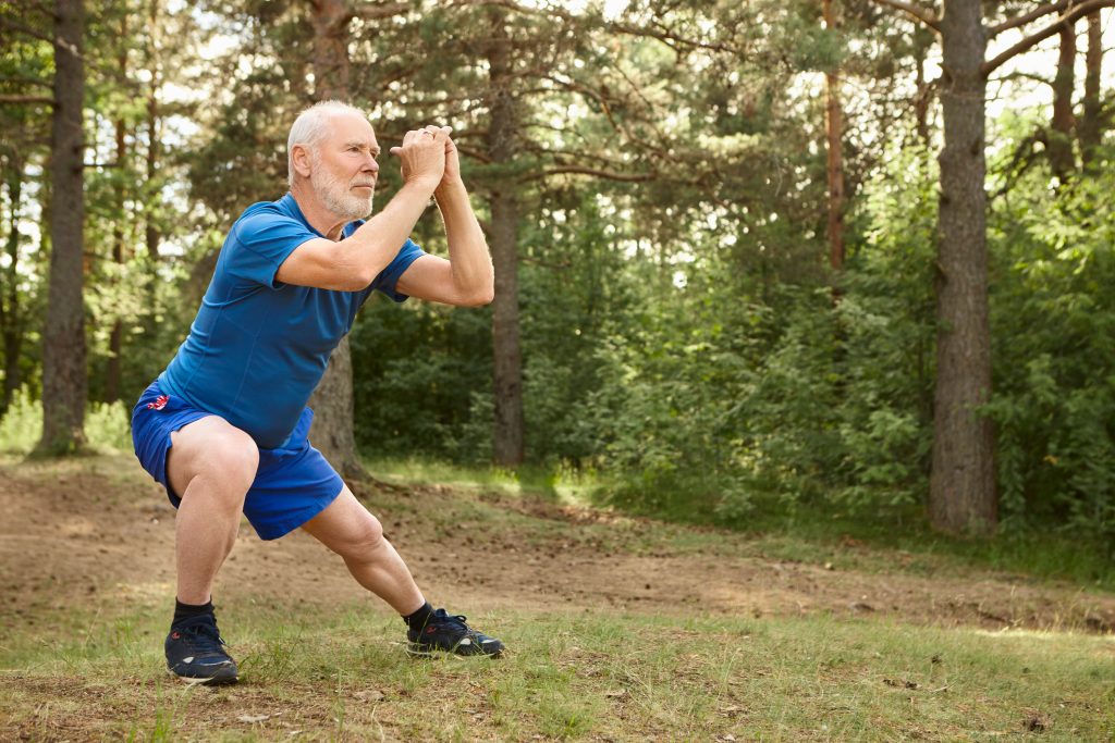 Idoso praticando exercício. Foto: FreePik