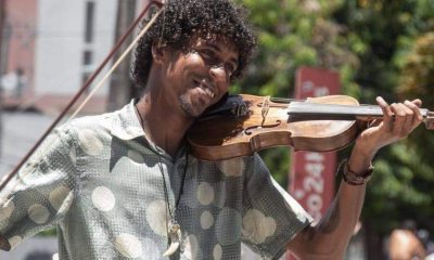 Maikon Douglas Aragão de Souza toca violino nas ruas do Brasil. Foto: Arquivo Pessoal