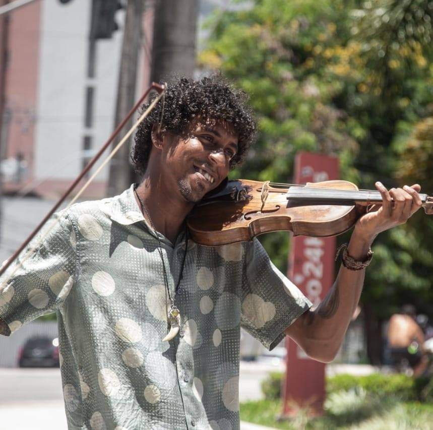 Maikon Douglas Aragão de Souza toca violino nas ruas do Brasil. Foto: Arquivo Pessoal