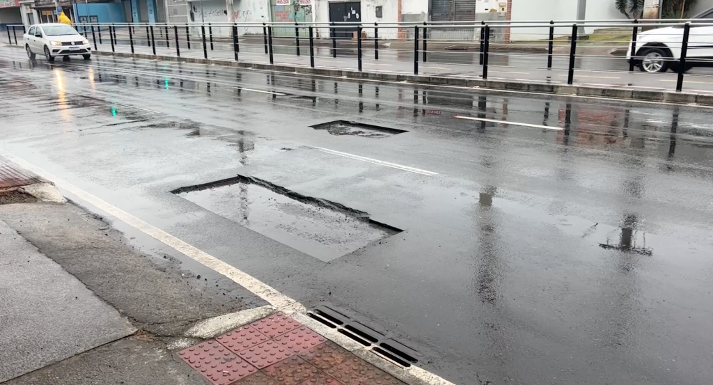 Buracos na avenida Leitão da Silva. Foto: Reprodução