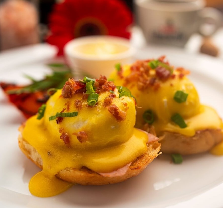 Eggs benedicts com farofa de bacon café Lorenzon. Foto: Divulgação