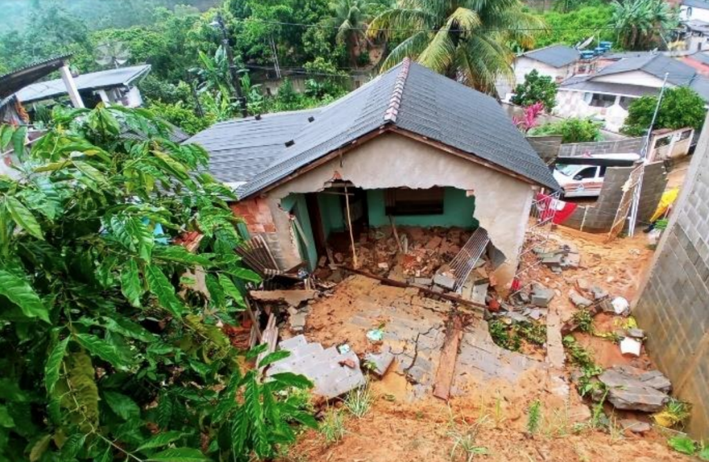 Muro de casa cai em João Neiva. Foto: Reprodução/Defesa Civil