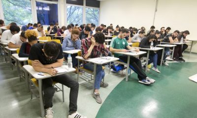 Candidatos fazendo prova