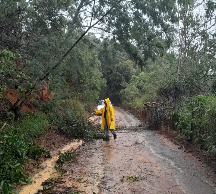 Chuva provoca deslizamento de terra em João Neiva