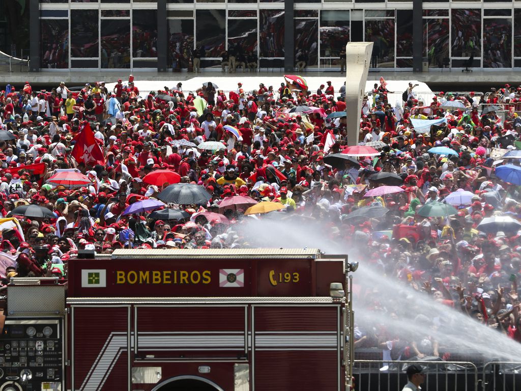 Apoiadores do presidente eleito do Brasil, Luiz Inácio Lula da Silva, se reúnem antes da cerimônia de posse, Luiz Inácio Lula da Silva. Foto: Tânia Rego/Agência Brasil