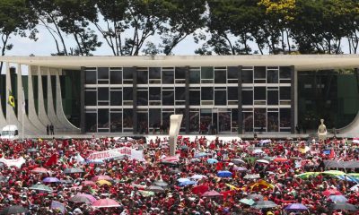 Apoiadores do presidente eleito do Brasil, Luiz Inácio Lula da Silva, se reúnem antes da cerimônia de posse, Luiz Inácio Lula da Silva. Foto: Tânia Rego/Agência Brasil