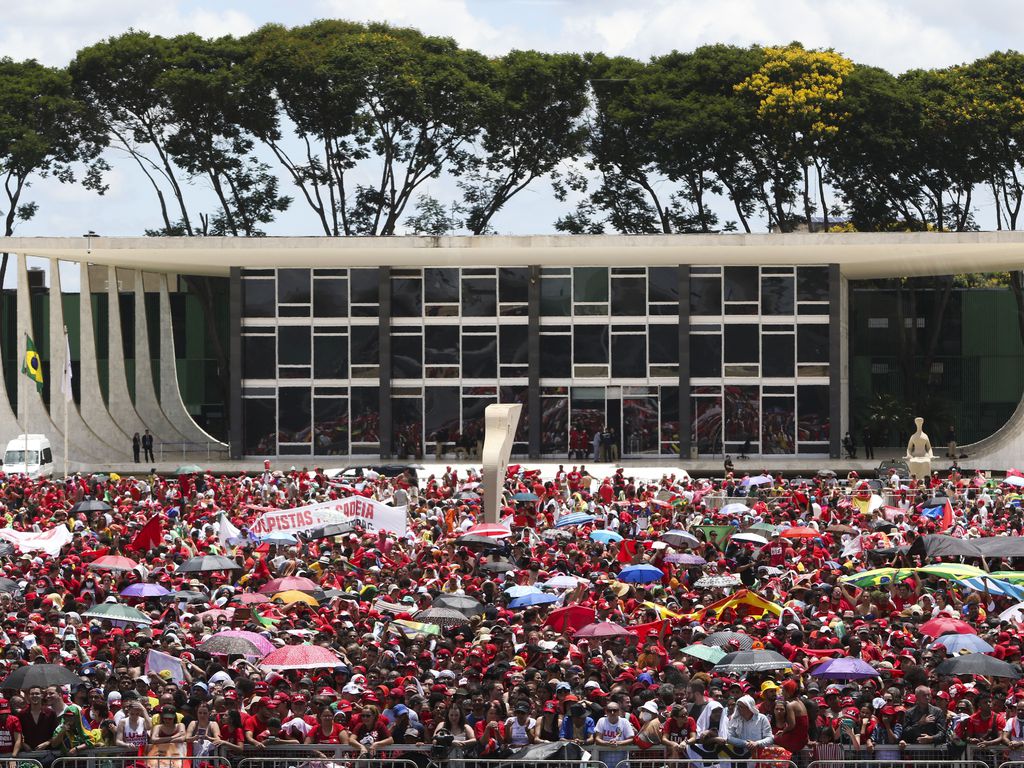 Apoiadores do presidente eleito do Brasil, Luiz Inácio Lula da Silva, se reúnem antes da cerimônia de posse, Luiz Inácio Lula da Silva. Foto: Tânia Rego/Agência Brasil