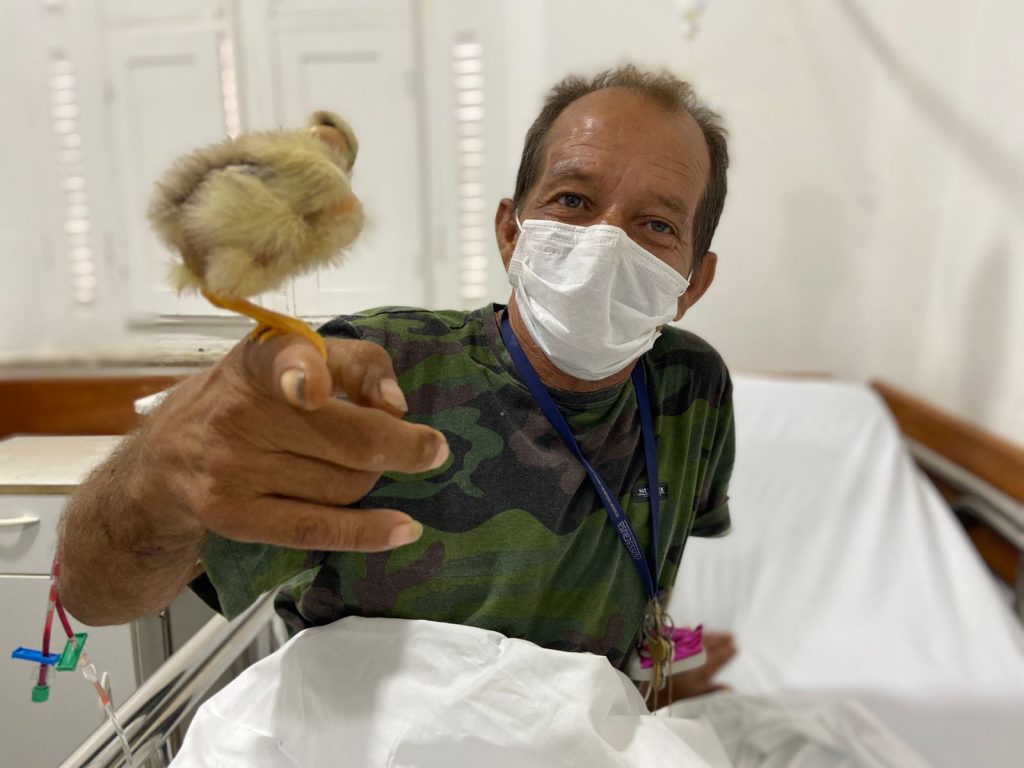 Ciclista recebe visita de pinto em hospital de Cachoeiro. Foto: Divulgação/Santa Casa